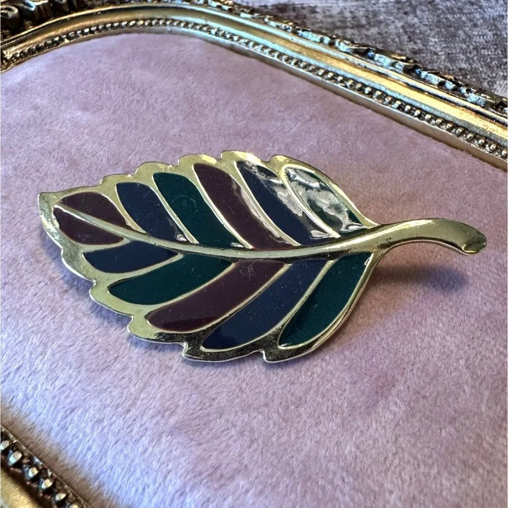 Vintage Gold-Tone Enamel Leaf Brooch Green Burgundy Navy Accents - Picture 1 of 7